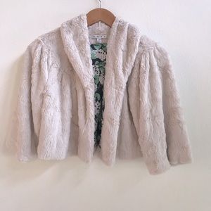 Faux fur cropped jacket.